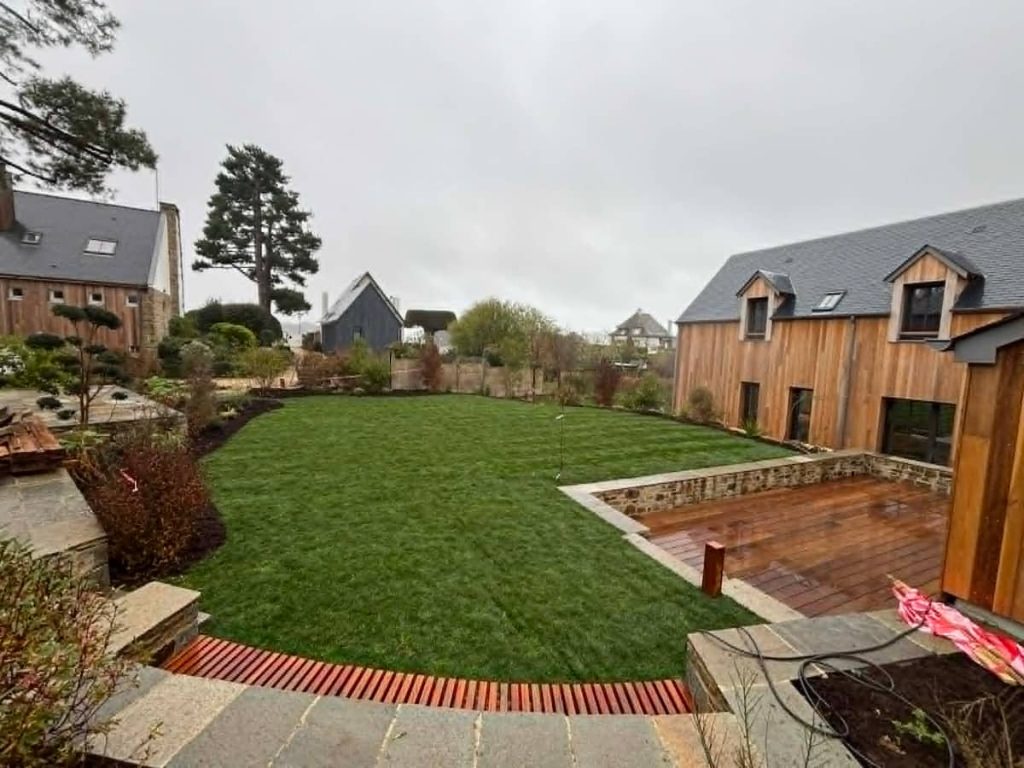 Création d’un jardin paysager avec pelouse et terrasse à Saint-Briac sur Mer