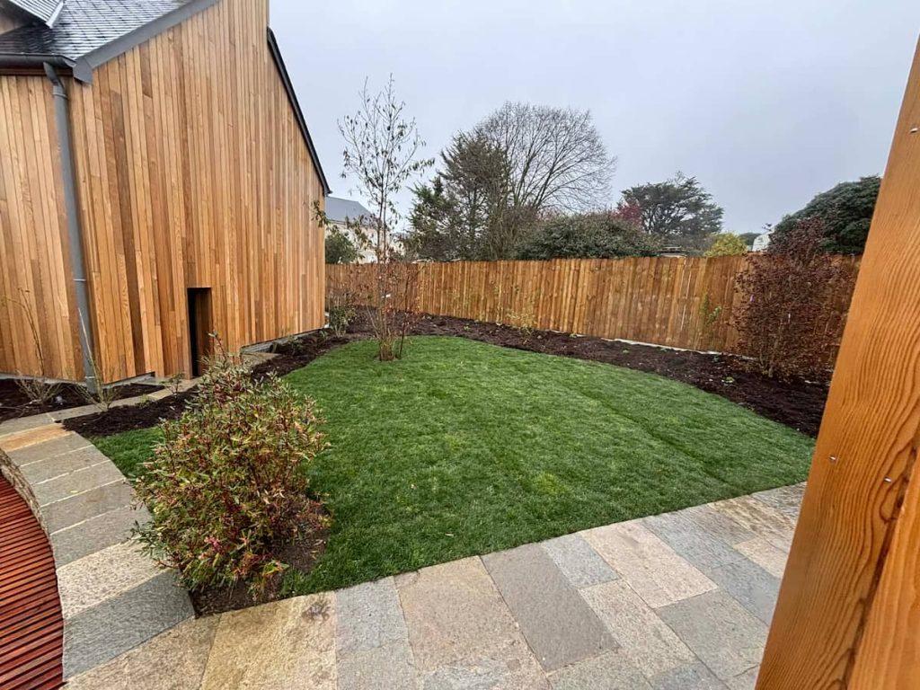 Création d’un jardin paysager avec pelouse et terrasse à Saint-Briac sur Mer