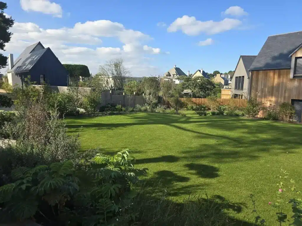 Jardin aménagé avec pelouse et plantations autour de Saint-Jacut-de-la-Mer