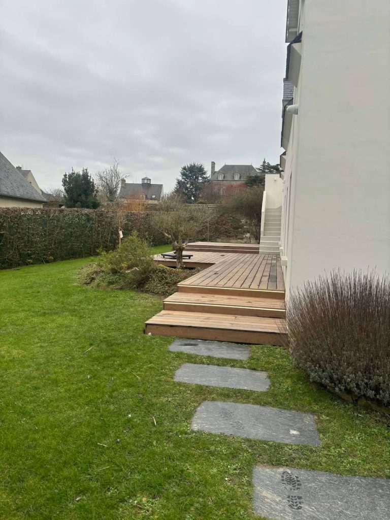 Jardin paysager avec terrasse bois réalisé par jardinier