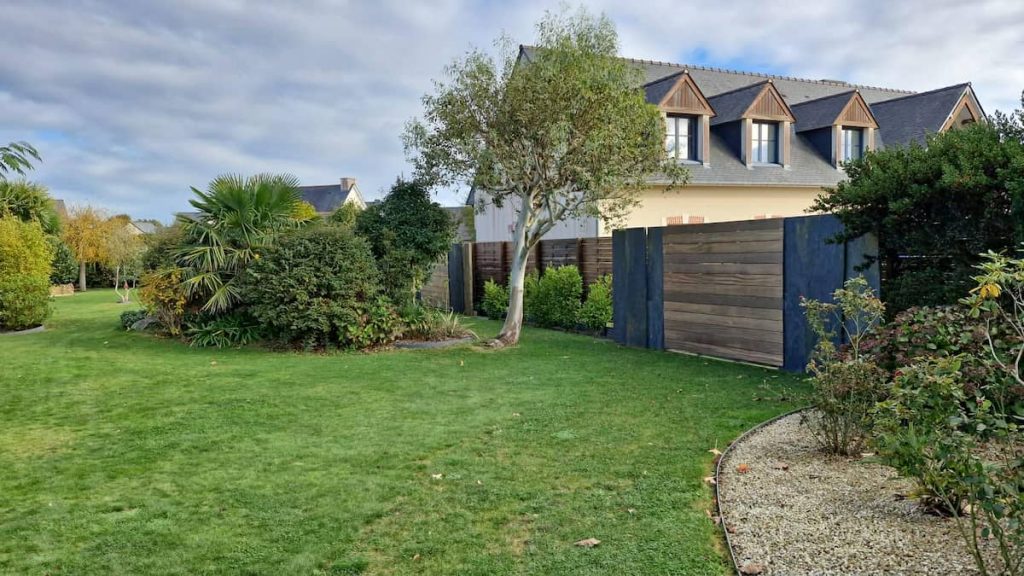 Entretien de jardin avec pelouse et massifs paysagers à Saint-Briac-sur-Mer