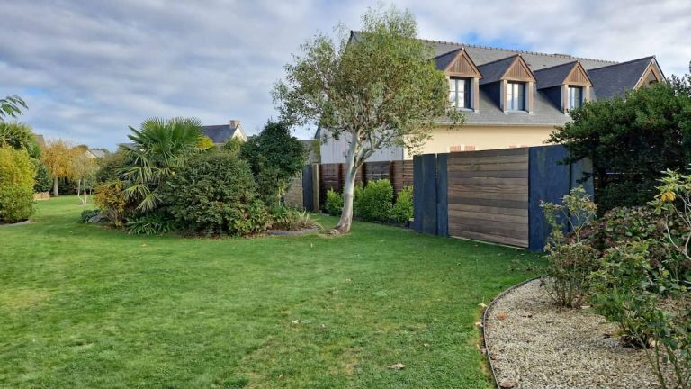 Entretien de jardin avec pelouse et massifs paysagers à Saint-Briac-sur-Mer